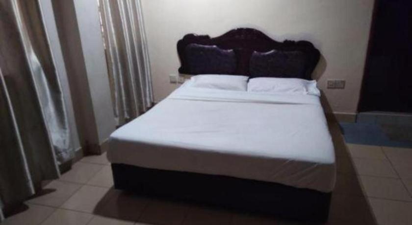 Oyo 90376 Centre Point Hotel Limbang Luaran gambar